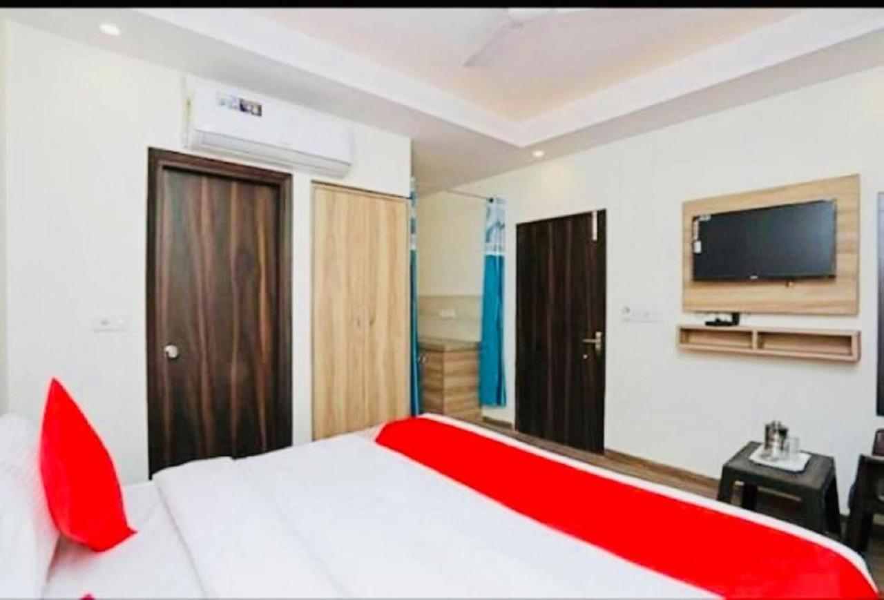 Del Fox Hotel, Delhi Airport Нью-Дели Экстерьер фото